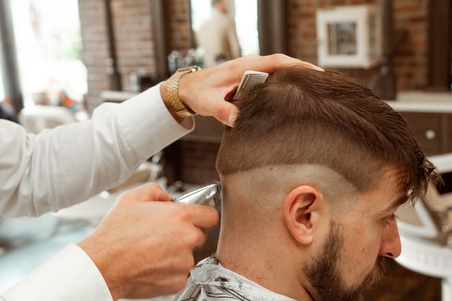 Barbering eller klipning: Få det hele hos frisør i Århus